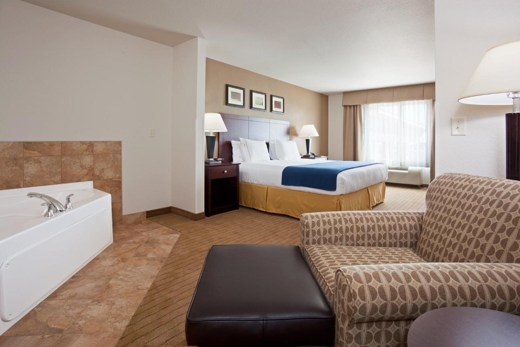 Holiday Inn Express Hotel & Suites Antigo, An Ihg Hotel Exterior photo